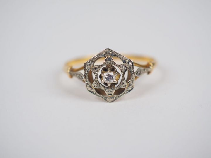 Bague en or jaune serti en son centre d'un petit diamant. TDD. 60 Poid