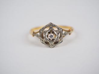Vente aux enchères Bague en or jaune serti en son centre d'un petit diamant. TDD. 60 Poid