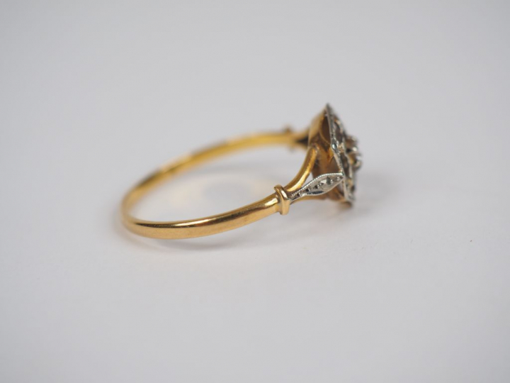 Bague en or jaune serti en son centre d'un petit diamant. TDD. 60 Poid