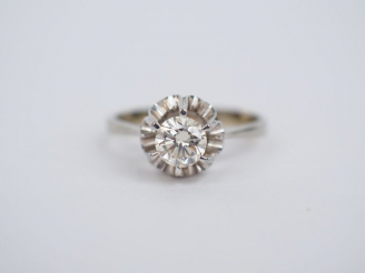 Vente aux enchères Bague solitaire en or blanc, ornée en son centre d'un diamant taille a