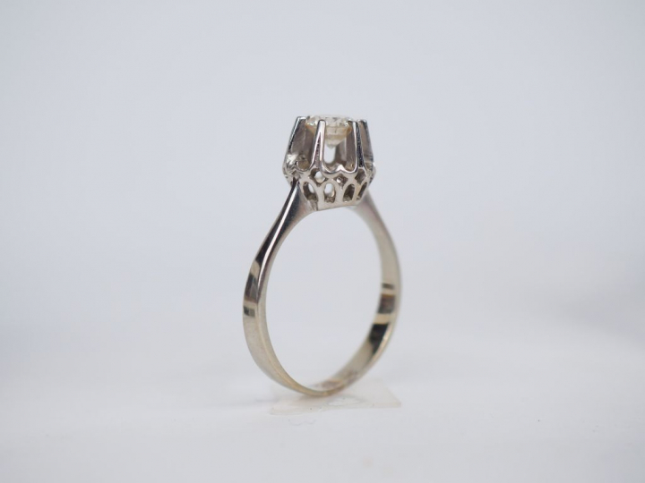 Bague solitaire en or blanc, ornée en son centre d'un diamant taille a