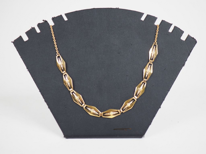 Collier en or jaune, à décor de maillons en forme de losange sertis de