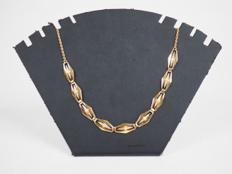 Vente aux enchères Collier en or jaune, à décor de maillons en forme de losange sertis de
