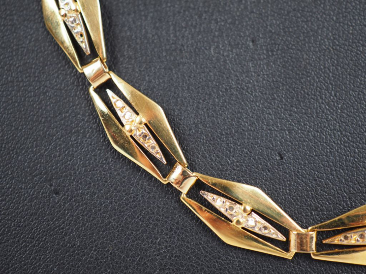 Collier en or jaune, à décor de maillons en forme de losange sertis de