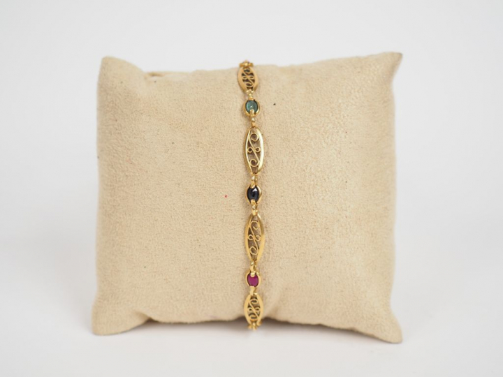 Bracelet en or jaune, à décor de maillons filigranés et de pierres de 