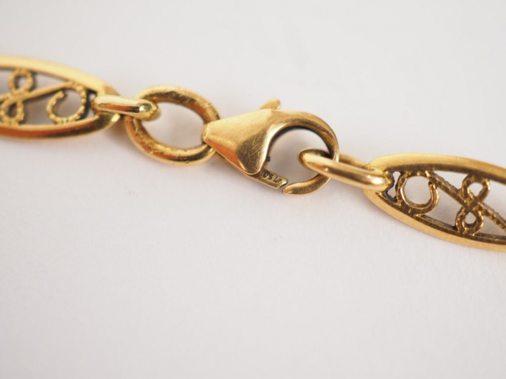 Bracelet en or jaune, à décor de maillons filigranés et de pierres de 