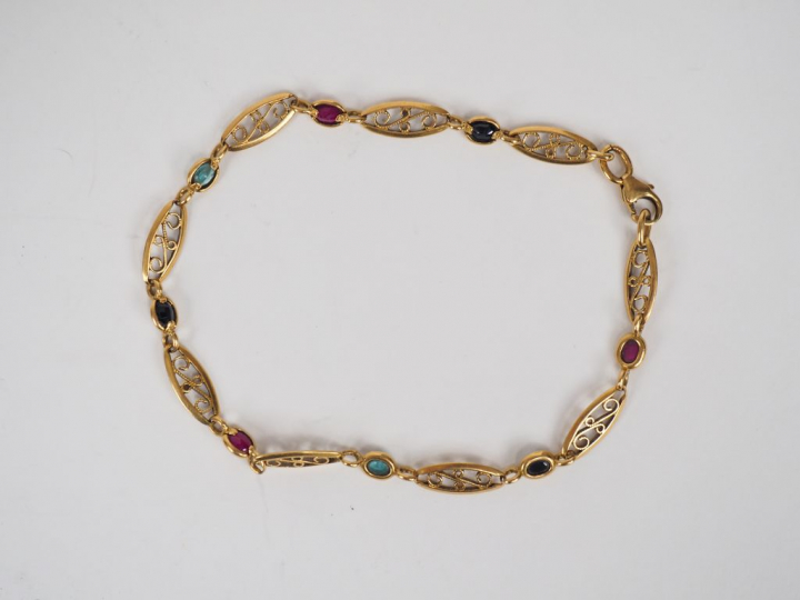 Bracelet en or jaune, à décor de maillons filigranés et de pierres de 