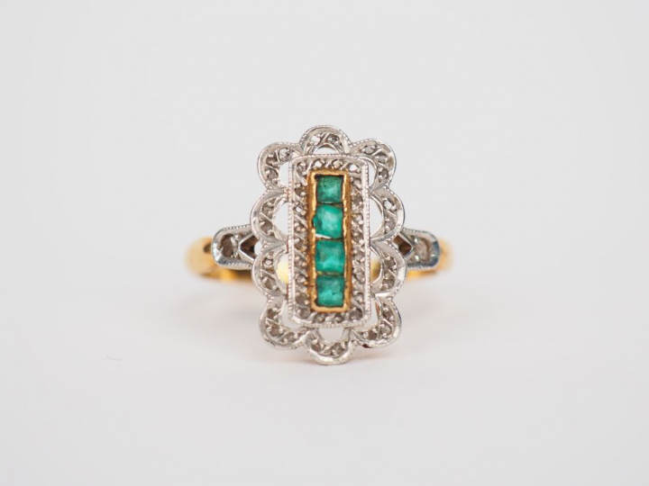 Bague en or jaune, ornée de petites pierres vertes calibrées et d'écla