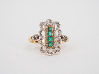 Vente aux enchères Bague en or jaune, ornée de petites pierres vertes calibrées et d'écla