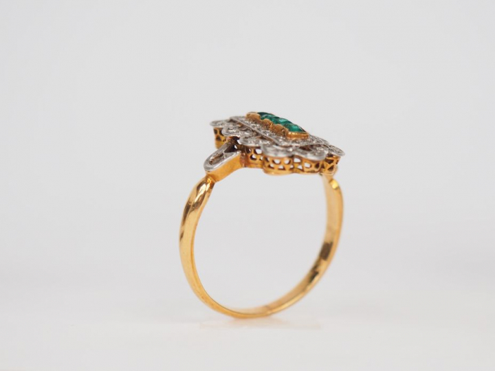 Bague en or jaune, ornée de petites pierres vertes calibrées et d'écla