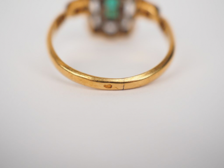 Bague en or jaune, ornée de petites pierres vertes calibrées et d'écla