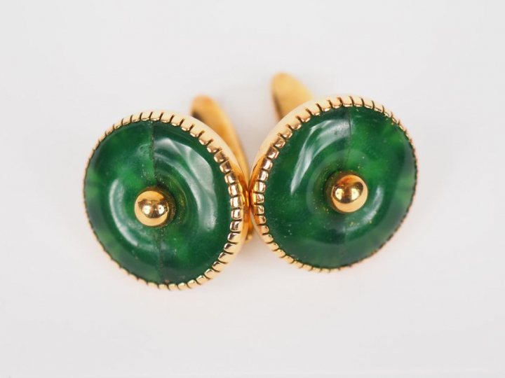 Boutons de manchettes en or jaune, ornés d'une pierre verte.  Poids te