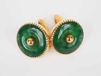 Vente aux enchères Boutons de manchettes en or jaune, ornés d'une pierre verte.  Poids te