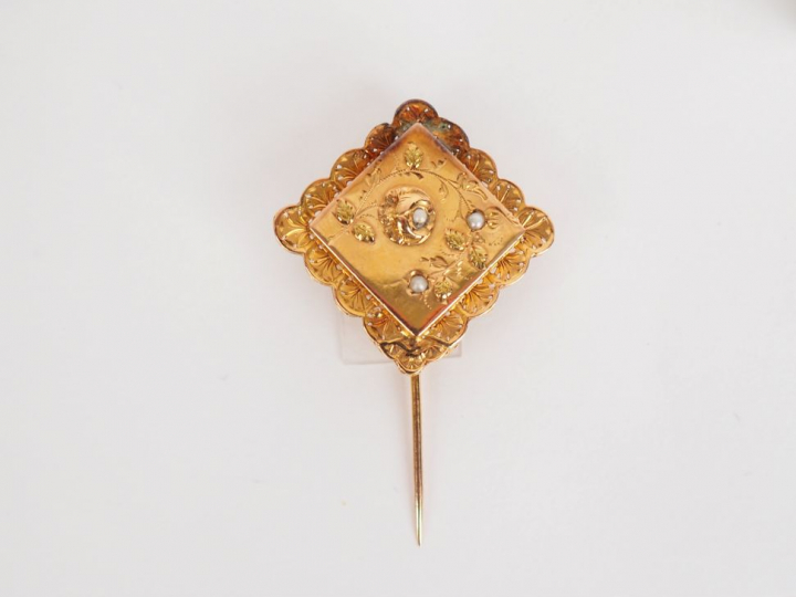 Epingle en or jaune et perles, à décor de branchage fleuri. Poids tel.