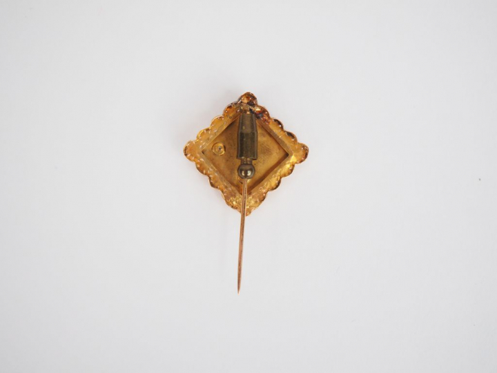 Epingle en or jaune et perles, à décor de branchage fleuri. Poids tel.