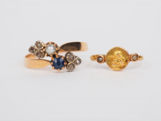 Vente aux enchères Ensemble comprenant :  - une bague en or jaune, ornée d'une pierre ble