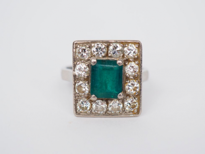 Bague de forme carrée en platine, ornée en son centre d'une émeraude e