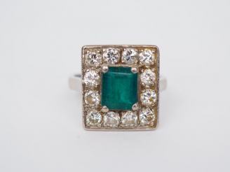 Vente aux enchères Bague de forme carrée en platine, ornée en son centre d'une émeraude e