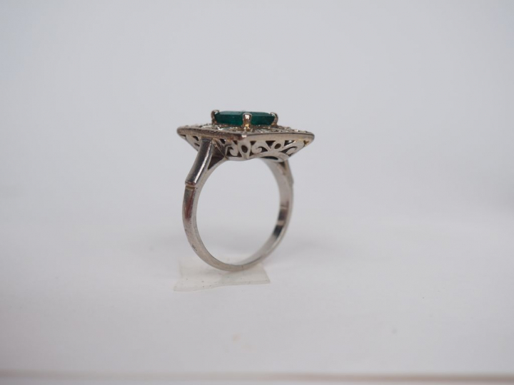 Bague de forme carrée en platine, ornée en son centre d'une émeraude e
