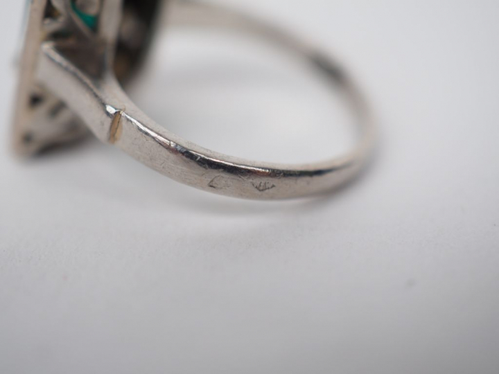 Bague de forme carrée en platine, ornée en son centre d'une émeraude e