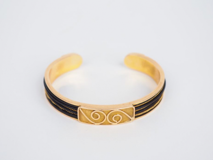 Bracelet jonc en or jaune et poils d'éléphant, à décor de motifs styli