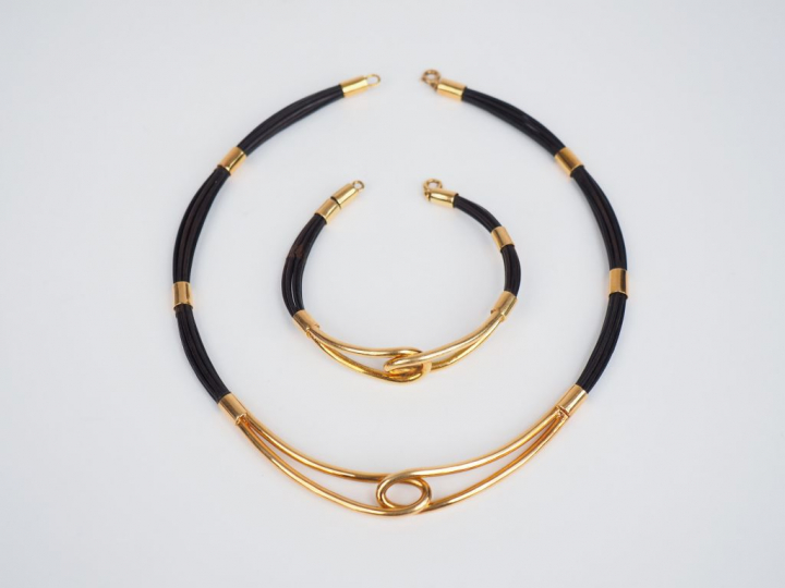 Parure en or jaune et poils d'éléphant. Comprenant :  - un collier  - 