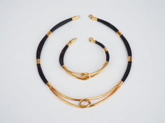 Vente aux enchères Parure en or jaune et poils d'éléphant. Comprenant :  - un collier  - 