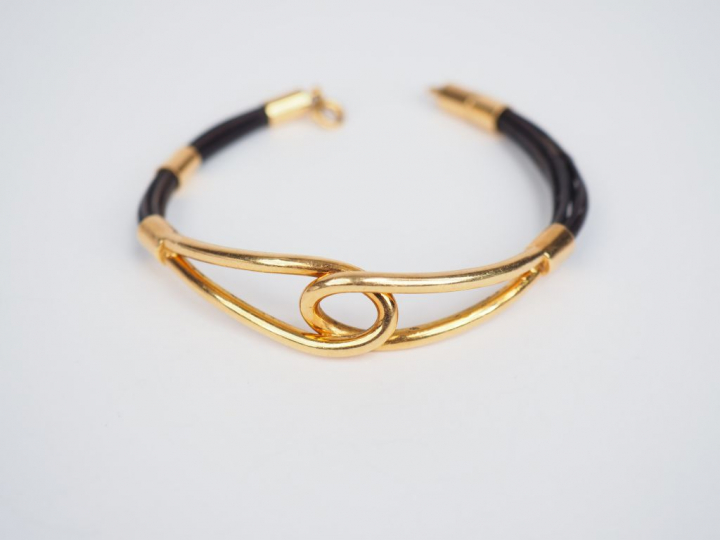 Parure en or jaune et poils d'éléphant. Comprenant :  - un collier  - 