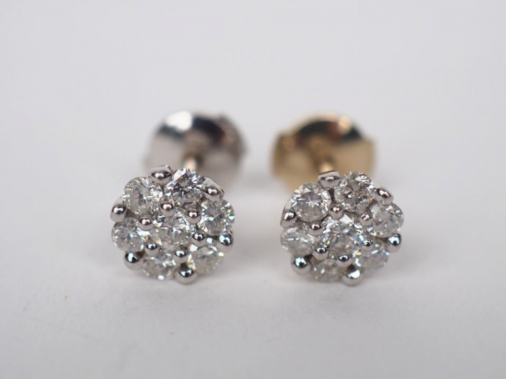 Paire de boucles d'oreilles en or et diamants en forme de fleurs.  Poi
