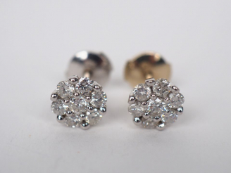 Vente aux enchères Paire de boucles d'oreilles en or et diamants en forme de fleurs.  Poi
