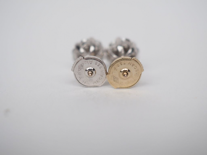 Paire de boucles d'oreilles en or et diamants en forme de fleurs.  Poi