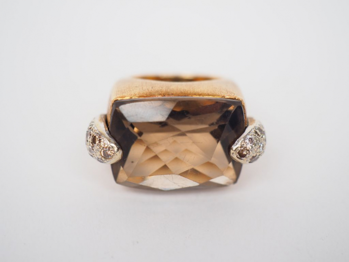 Bague en or, ornée d'un quartz fumé du Brésil retenu par deux palmette