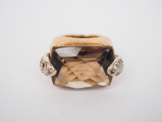 Vente aux enchères Bague en or, ornée d'un quartz fumé du Brésil retenu par deux palmette