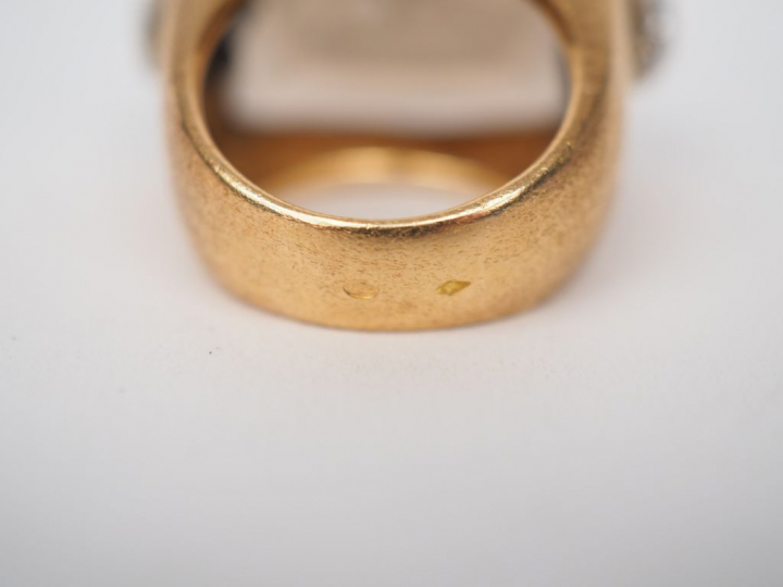 Bague en or, ornée d'un quartz fumé du Brésil retenu par deux palmette