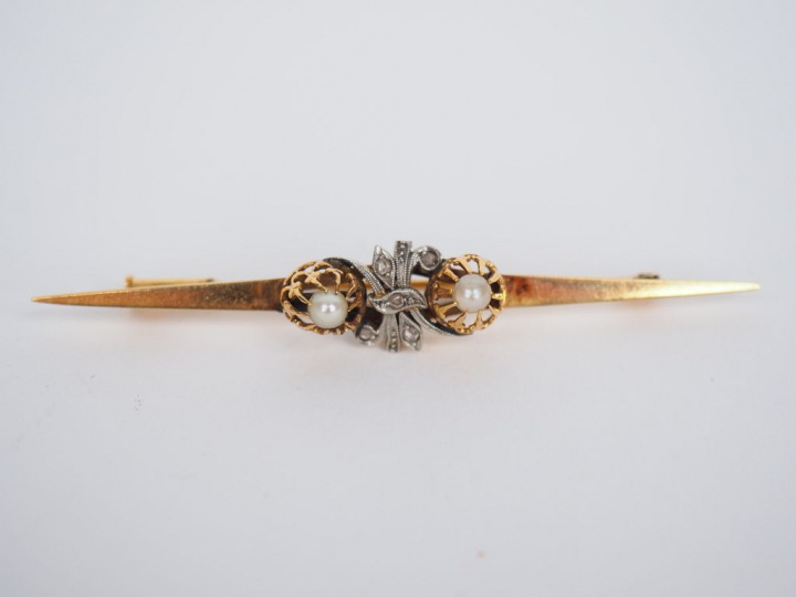 Broche barrette en or jaune, ornée de deux perles et de petits diamant