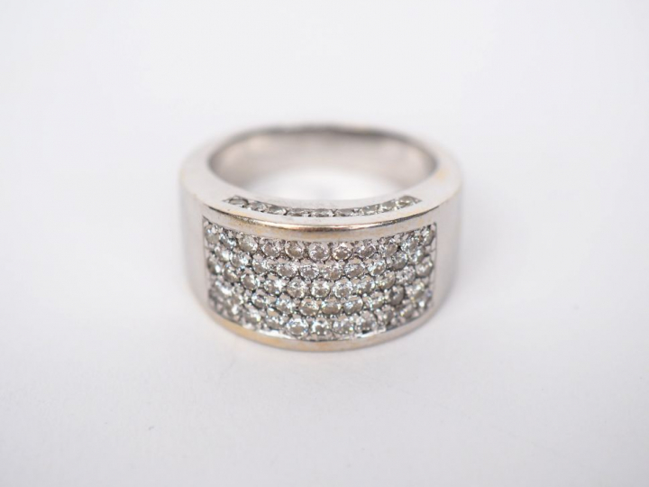 Bague jonc en or blanc et pavage de diamants, les cotés sertis d'une l