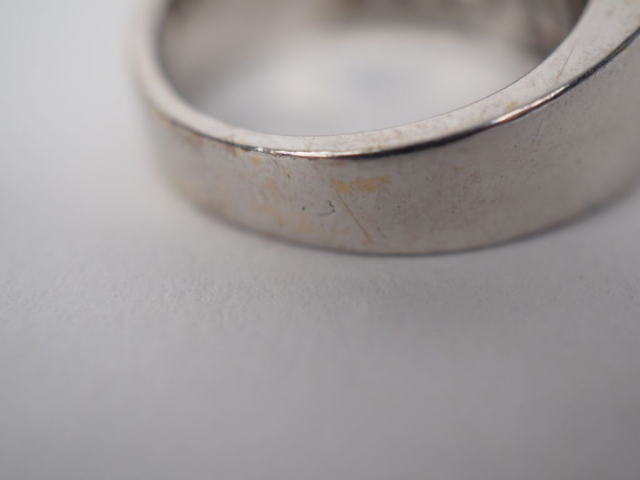 Bague jonc en or blanc et pavage de diamants, les cotés sertis d'une l