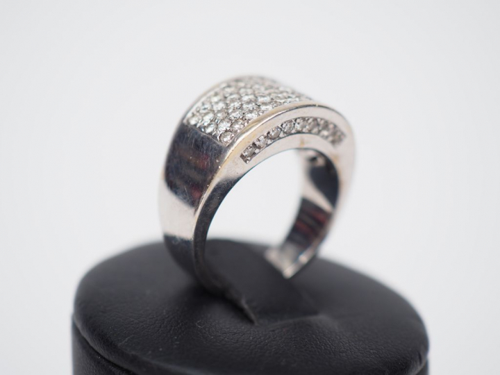 Bague jonc en or blanc et pavage de diamants, les cotés sertis d'une l