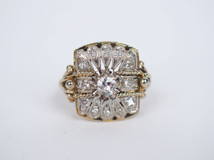 Bague 1930 en platine et or blanc, sertie de diamants et de roses. TDD