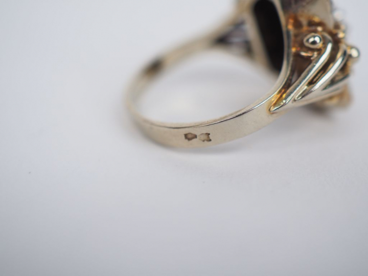 Bague 1930 en platine et or blanc, sertie de diamants et de roses. TDD