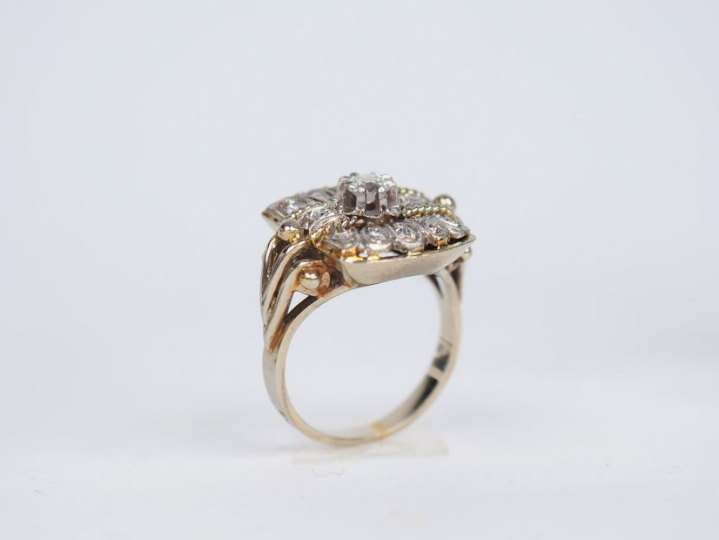 Bague 1930 en platine et or blanc, sertie de diamants et de roses. TDD