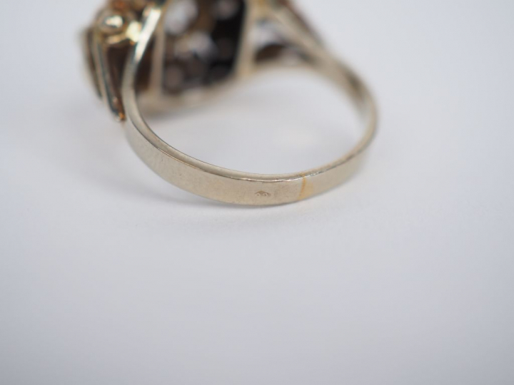 Bague 1930 en platine et or blanc, sertie de diamants et de roses. TDD