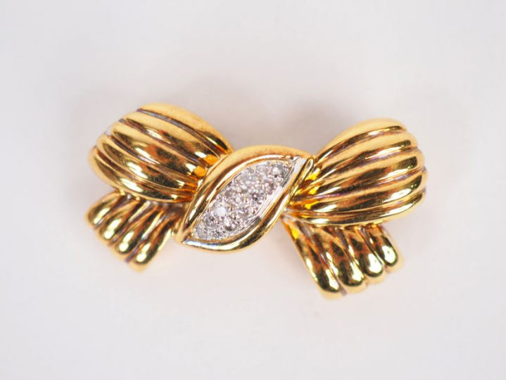 Broche en or jaune et brillant en forme de nœud.  Long. 3 cm Poids tel