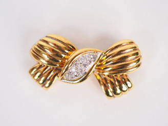 Vente aux enchères Broche en or jaune et brillant en forme de nœud.  Long. 3 cm Poids tel