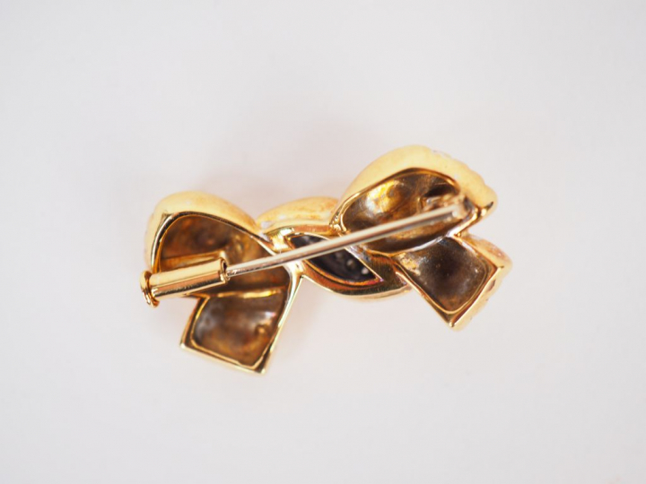 Broche en or jaune et brillant en forme de nœud.  Long. 3 cm Poids tel