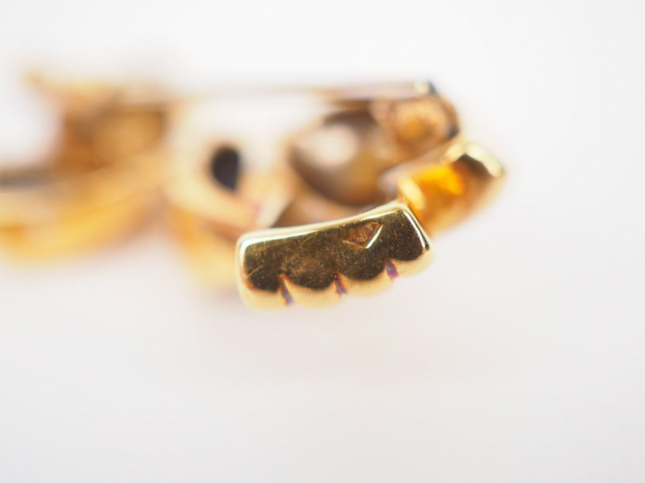 Broche en or jaune et brillant en forme de nœud.  Long. 3 cm Poids tel