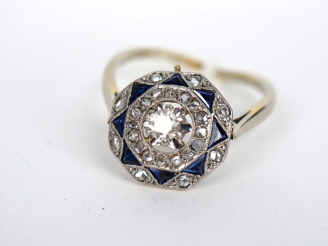 Vente aux enchères Bague de style Art déco en or blanc et platine, sertie de diamants et 