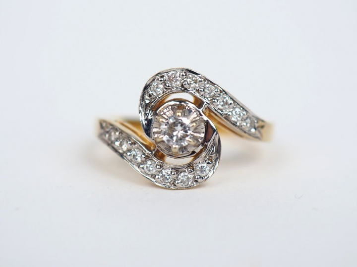 Bague tourbillon en or jaune et diamants. TDD. 52 Poids tel . 3,76 g