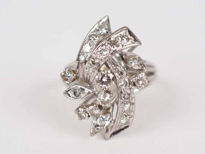 Bague en or blanc, sertie de petits diamants, à décor de motif stylisé