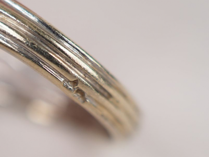 Bague en or blanc, sertie de petits diamants, à décor de motif stylisé